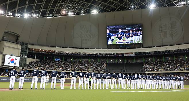 13일 오후 대만 타이베이돔에서 열린 2024 세계야구소프트볼연맹(WBSC) 프리미어12 B조 조별리그 대한민국과 대만의 경기. 대한민국 선수들이 애국가를 부르고 있다. 사진 | 타이베이=연합뉴스