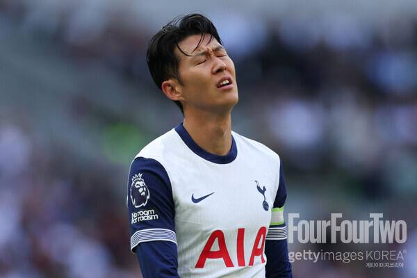 사진=게티이미지. 손흥민은 토트넘 홋스퍼에서 현재의 계약 기간 이후 한 시즌을 더 뛸 것으로 보인다. 토트넘이 계약 1년 연장 옵션 발동을 준비하고 있다. 유럽 축구 이적시장 전문가 파브리시오 로마노 기자는 14일(이하 한국시간) 자신의 SNS를 통해 “토트넘은 손흥민의 계약을 2026년 6월까지 연장하는 조항을 활성화하기 위한 절차를 시작했다. 손흥민이 토트넘에서 최소한 한 시즌 더 뛰는 게 구단의 계획이다”고 독점 소식을 전했다.