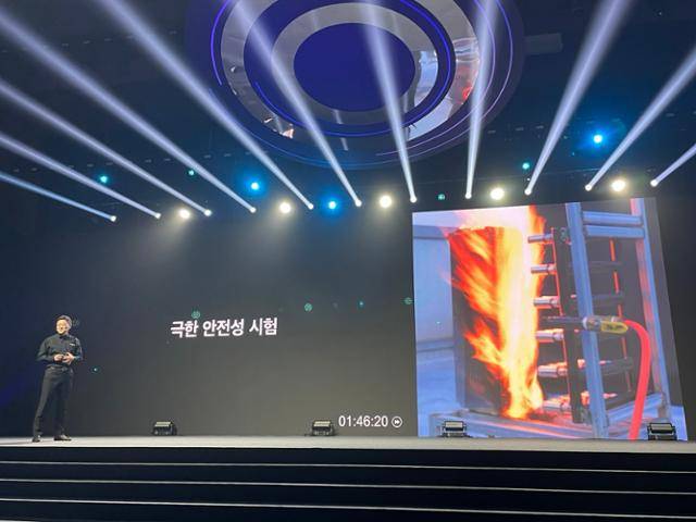 김부기 스탠다드에너지 대표가 6일 광주 김대중컨벤션센터에서 진행된 빅스포(BIXPO) 2024 언팩 행사에서 자사가 개발한 '바나듐 에너지 타일'을 선보이고 있다. 한국전력 제공