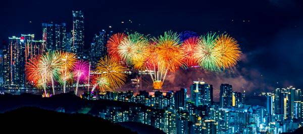 지난 9일 밤 부산 수영구 광안동 광안리해수욕장 일대에서 열린 제19회 부산불꽃축제에서 화려한 불꽃이 부산 도심과 바다를 수놓고 있다. 국제신문 DB