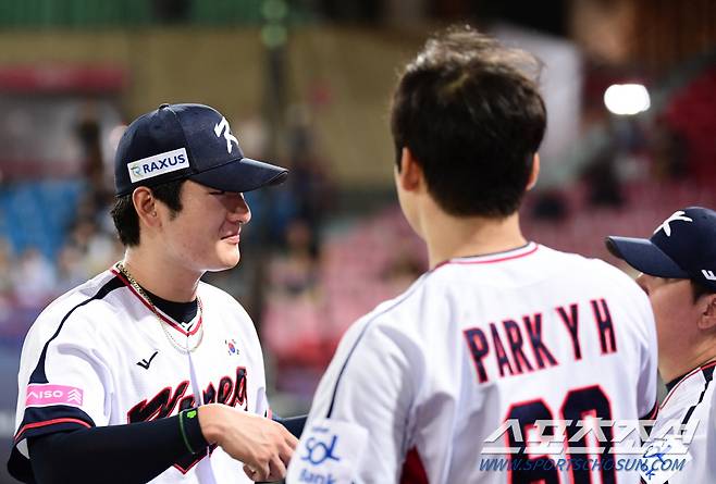 14일 프리미어12 야구대표팀이 대만 타이베이 티옌무구장에서 쿠바와 경기를 펼쳤다. 3회를 무실점으로 마친 곽빈. 타이베이(대만)=송정헌 기자songs@sportschosun.com/2024.11.14/