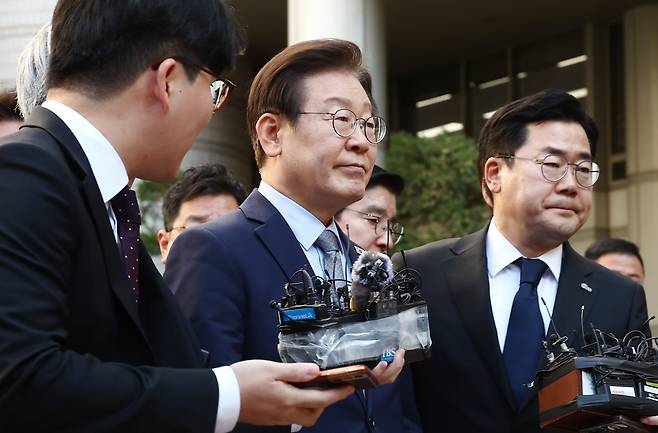 이재명 더불어민주당 대표가 15일 서울 서초구 서울중앙지방법원에서 열린 '공직선거법 위반' 1심 선고 공판에서 징역 1년에 집행유예 2년을 선고받은 뒤 법정을 나서고 있다. 오른쪽은 박찬대 원내대표. /뉴스1