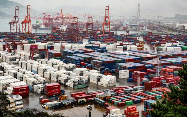 부산항 신선대·감만부두에 수출입 화물이 쌓여있는 모습. 연합뉴스