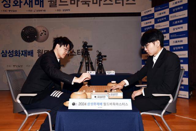 신진서(오른쪽) 9단이 15일 경기 고양시 삼성화재 글로벌캠퍼스에서 벌어진 ‘2024 삼성화재배 월드바둑마스터스’(우승상금 3억 원) 16강전에서 커제 9단과 대국을 벌이고 있다. 한국기원 제공