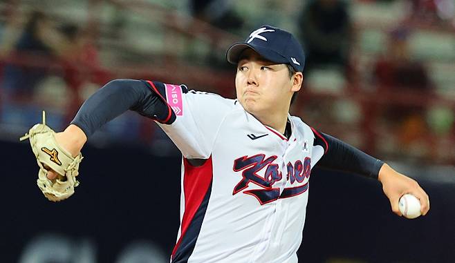 <yonhap photo-3682="">10일 오후 대만 타이베이 톈무야구장에서 열린 프리미어12 한국 야구대표팀과 대만프로야구팀 웨이취안 드래곤스와의 연습 경기. 한국 최승용이 역투하고 있다. 사진=연합뉴스</yonhap>