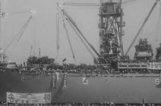 1965년 10월 12일, 시민의 환송 속에 부산항을 출발하는 수도보병사단 장병들. 유튜브 캡처