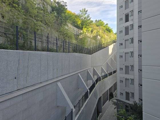 옹벽 바로 앞에 있는 집들은 화창한 가을 날씨인데도 그늘이 져 있다. 함종선 기자