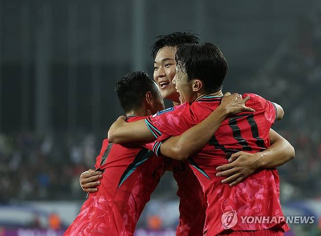 기뻐하는 대한민국 (용인=연합뉴스) 이지은 기자 = 15일 경기도 용인미르스타디움에서 열린 북중미월드컵 아시아 지역 3차 예선 B조 4차전 대한민국 대 이라크의 경기.
오현규가 골을 넣은 뒤 선수들과 기뻐하고 있다. 2024.10.15 photo@yna.co.kr