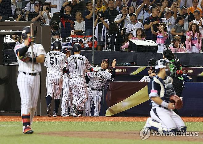 '좋았어' (타이베이=연합뉴스) 한종찬 기자 = 15일 오후 대만 타이베이돔에서 열린 세계야구소프트볼연맹(WBSC) 프리미어12 2024 B조 조별리그 대한민국과 일본의 경기. 7회말 1사 1루에서 모리시타 쇼타가 투런 홈런을 치고 홈인한 뒤 이바타 히로카즈 감독과 하이파이브를 하고 있다. 2024.11.15 saba@yna.co.kr
