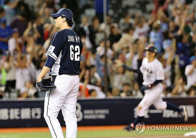 투런 홈런 허용한 정해영 (타이베이=연합뉴스) 한종찬 기자 = 15일 오후 대만 타이베이돔에서 열린 세계야구소프트볼연맹(WBSC) 프리미어12 2024 B조 조별리그 대한민국과 일본의 경기. 7회말 1사 1루에서 모리시타 쇼타에게 투런 홈런을 허용한 정해영이 아쉬워하고 있다. 2024.11.15 saba@yna.co.kr