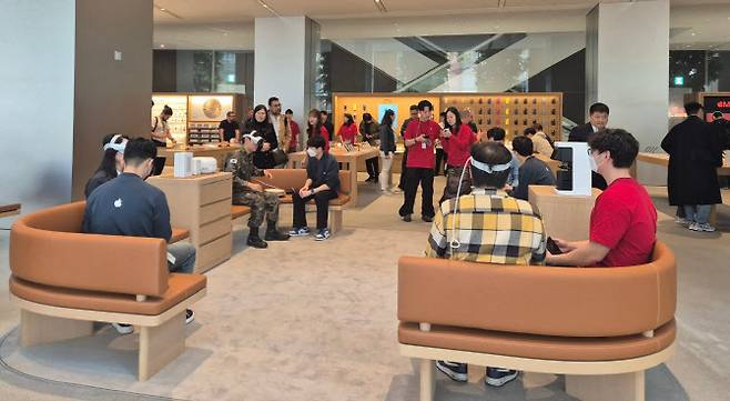 15일 애플명동 매장은 이날 출시된 비전프로를 체험해 보려는 사람들로 북새통을 이뤘다.(사진=임유경 기자)