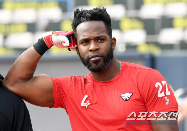 취재진을 향해 포즈를 취하는 기예르모 에레디아. 스포츠조선DB