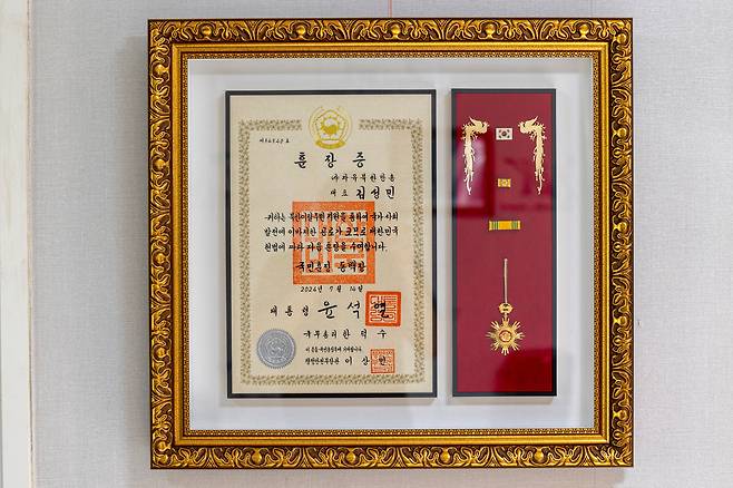 김성민 대표가 지난 7월 받은 국민훈장 동백장. 탈북자 정착과 인권 향상에 기여한 공으로 훈장을 받은 탈북자는 김 대표가 처음이다. /이신영 영상미디어 기자