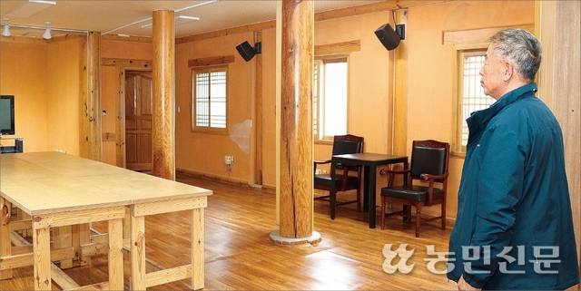 백낙훈 충북 단양군농촌체험휴양마을협의회 위원장이 체험장을 근심 어린 표정으로 바라보고 있다. 농촌체험휴양마을은 정부의 사무장 지원비 예산 삭감으로 경영난이 가중되고 있다.