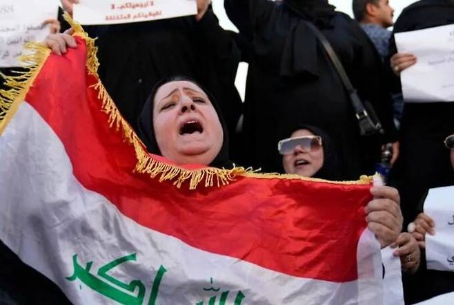 지난 8월 8일 이라크 바그다드 타흐리르 광장에서 미성년자 여성의 결혼을 허용하는 법안에 반대하는 시위자들이 시위를 벌이고 있다. 바그다드=AP 연합뉴스