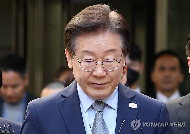 침통한 표정의 이재명 대표 (서울=연합뉴스) 김도훈 기자 = 더불어민주당 이재명 대표가 15일 오후 서울 서초구 서울중앙지법에서 열린 공직선거법 위반 혐의 관련 1심 선고 공판을 마친 뒤 법원 청사를 나서고 있다.
이날 서울중앙지법 형사합의34부(한성진 부장판사)는 공직선거법 위반 혐의로 불구속기소된 이 대표에게 징역 1년에 집행유예 2년을 선고했다. 2024.11.15 superdoo82@yna.co.kr