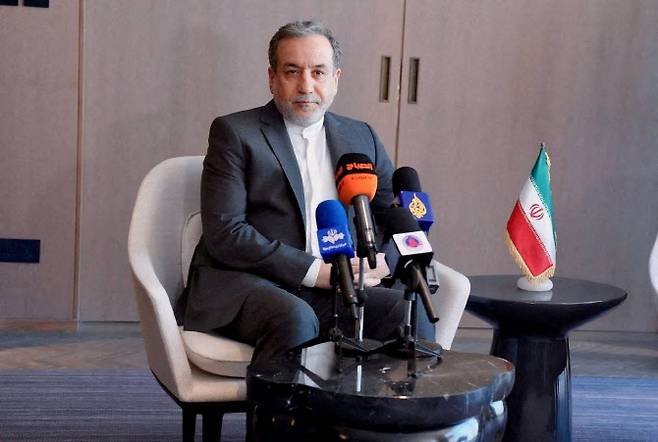 압바스 아라크치 이란 외무장관이 2024년 10월 22일 쿠웨이트 쿠웨이트시티에서 열린 기자회견에 참석하고 있다. (사진=로이터)