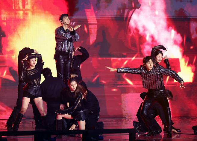 그룹 동방신기가 16일 인천 중구 운서동 인스파이어 아레나에서 열린 ‘2024 코리아그랜드뮤직어워즈(KGMA)’ 첫날 아티스트 데이에서 화려한 무대를 꾸미고 있다.(사진=KGMA 조직위)