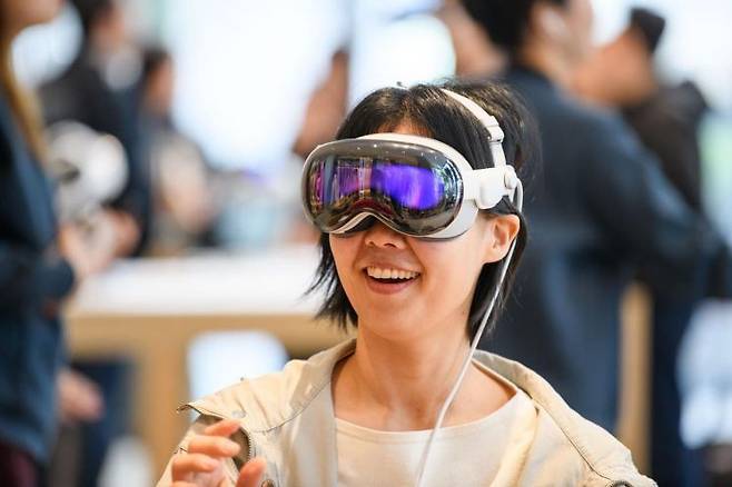 애플 비전 프로 데모를 체험하는 고객의 모습. 애플 제공