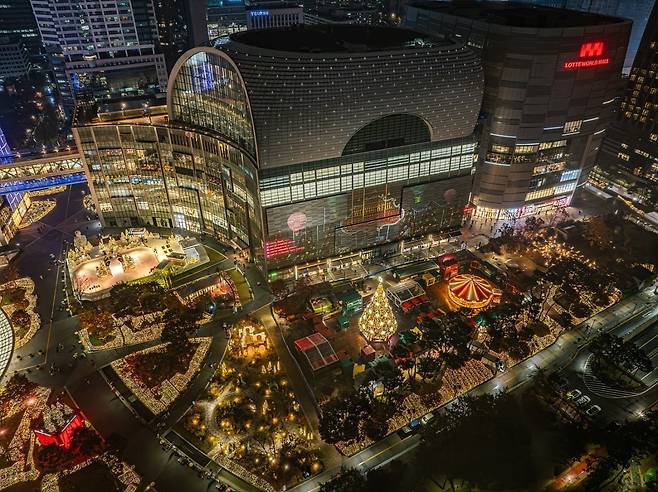초대형 크리스마스 타운으로 꾸며진 롯데월드타워와 롯데월드몰 전경. / 사진=롯데물산 제공