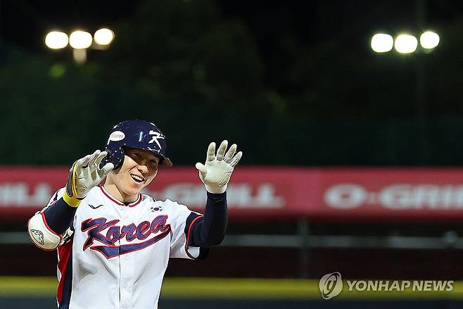 '역전이야' (타이베이=연합뉴스) 한종찬 기자 = 16일 오후 대만 타이베이 톈무야구장에서 열린 세계야구소프트볼연맹(WBSC) 프리미어12 2024 B조 조별리그 대한민국과 도미니카공화국의 경기. 8회말 2사 2, 3루에서 박성한이 역전 적시타를 친 뒤 세리머니를 하고 있다. 2024.11.16 saba@yna.co.kr