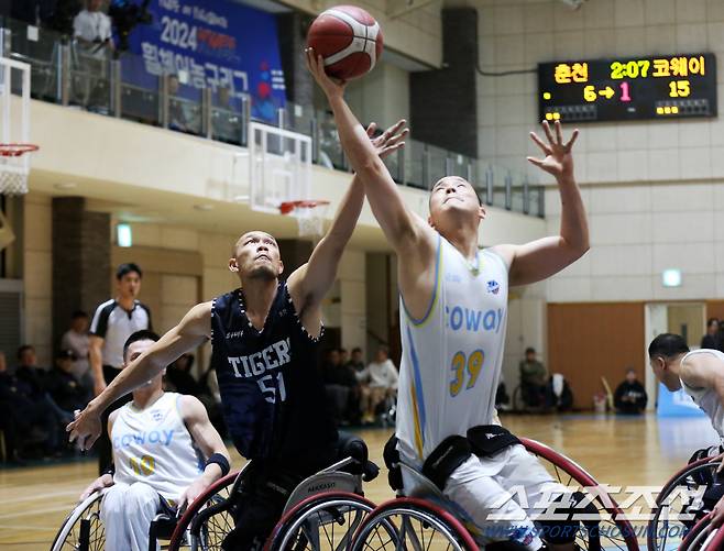 지난 16일 고양에서 열린 2024 KWBL 휠체어농구리그 플레이오프 2차전에서 춘천 타이거즈 에카싯 점자린(왼쪽)과 코웨이 블루휠스 김상열이 볼다툼을 벌이고 있다.사진제공=한국휠체어농구연맹
