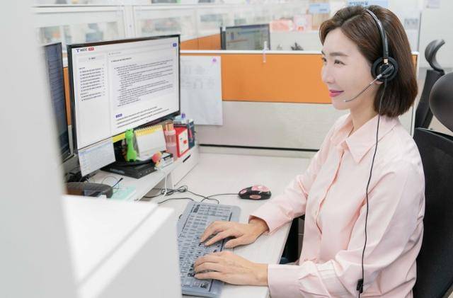 SK텔레콤 직원이 자체 개발한 텔코 LLM(대형언어모델) 고객센터 인공지능(AI) 상담 업무 지원 시스템을 시연하고 있다. SK텔레콤 제공