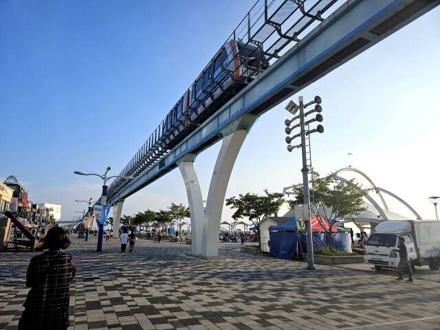 인천시가 1천억원을 들여 만든 월미바다열차를 레일바이크로 바꾸는 방안을 검토하고 있다. 사진은 인천 중구 북성동 월미도에 월미바다열차가 운행 중인 모습. 박귀빈기자