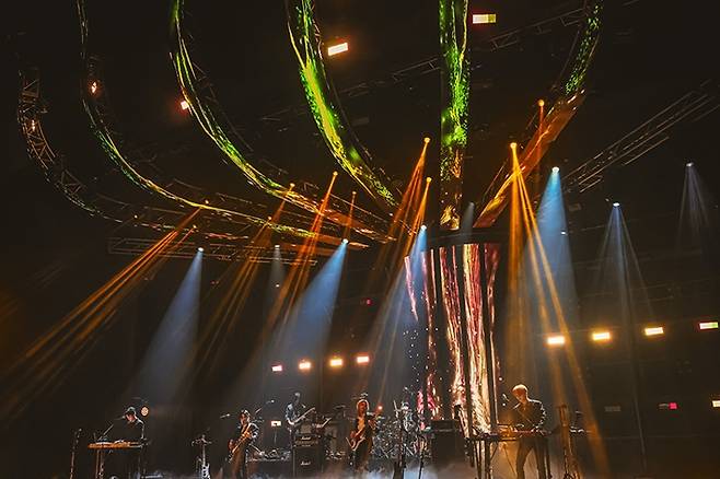 이번 콘서트에서는 커다란 나무 형상을 한 무대 장치가 시선을 사로잡았다. JYP엔터테인먼트 제공