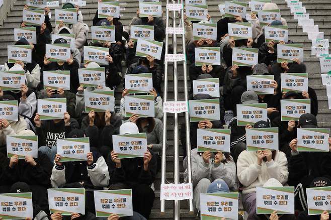 '학교는 우리를 꺾을 수 없다' (서울=연합뉴스) 박동주 기자 = 동덕여대가 남녀공학으로 전환하는 방안을 논의한 것으로 알려지면서 시작된 학내 시위가 계속된 14일 오전 학생들이 서울 성북구 동덕여대에서 '학교는 우리를 꺾을 수 없다'라고 적힌 손팻말을 들고 있다. 2024.11.14 pdj6635@yna.co.kr (끝) <저작권자(c) 연합뉴스, 무단 전재-재배포, AI 학습 및 활용 금지> 연합뉴스