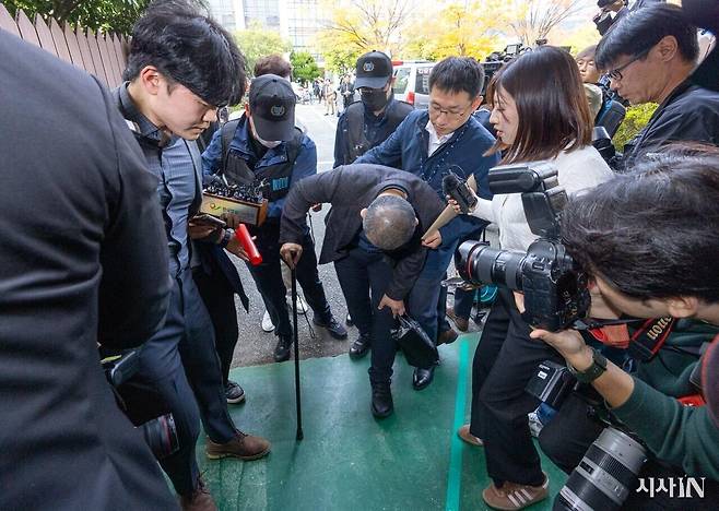 11월14일 오후 명태균씨가 구속 전 피의자 심문(영장실질심사)에 출석하기 위해 경남 창원지방법원 입구로 들어가던 중 5㎝ 정도 높이의 바닥 턱에 걸려 넘어지는 듯한 모습을 보이고 있다. ⓒ시사IN 조남진