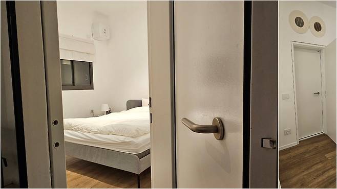 ‘마마드’(주거용 방공호)로 설계된 이스라엘 텔아비브 시내 아파트의 침실 내부 모습. 두꺼운 철제 출입문이 설치돼 있고 벽에는 외부와 연락할 수 있는 유선전화가 달려 있다. 오른쪽 사진은 철제 출입문을 닫은 모습으로, 문 위에 환풍구가 설치돼 있다. 환기 시설에는 생화학 공격이 발생했을 때 유독 물질을 여과할 수 있는 장치가 탑재돼 있다./김지원 기자