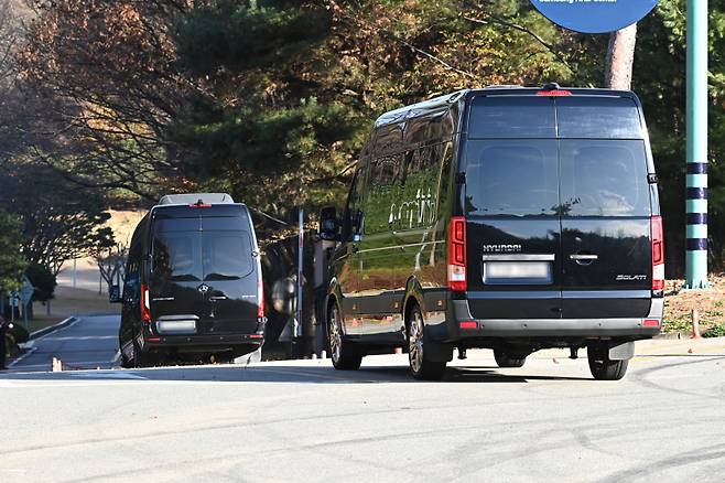 19일 오전 경기도 용인 호암미술관 인근 선영에서 열린 호암 이병철 삼성 창업회장 37주기 추도식에 차량이 들어가고 있다.