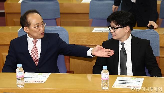(서울=뉴스1) 김민지 기자 = 국민의힘 한동훈 대표와 추경호 원내대표가 19일 오전 서울 여의도 국회 의원회관에서 열린 'Dr.인요한의 한국형 구급차 2.0 국회 전시회'에서 참석해 자리하고 있다. 2024.11.19/뉴스1 Copyright (C) 뉴스1. All rights reserved. 무단 전재 및 재배포, AI학습 이용 금지. /사진=(서울=뉴스1) 김민지 기자