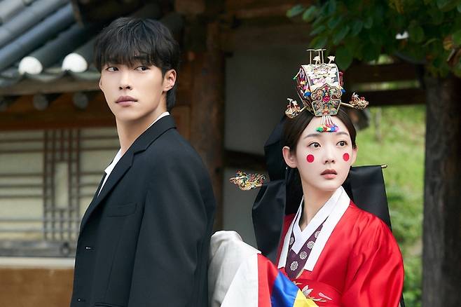 넷플릭스 드라마 ‘Mr. 플랑크톤’에서 조재미 역을 연기한 배우 이유미(오른쪽)과 해조 역 우도환 출연장면. 사진 넷플릭스