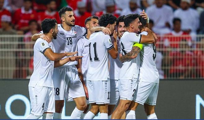 이라크 선수들이 오만 원정경기에서 결승골을 터뜨린 뒤 함께 기뻐하고 있다. 사진=AFC