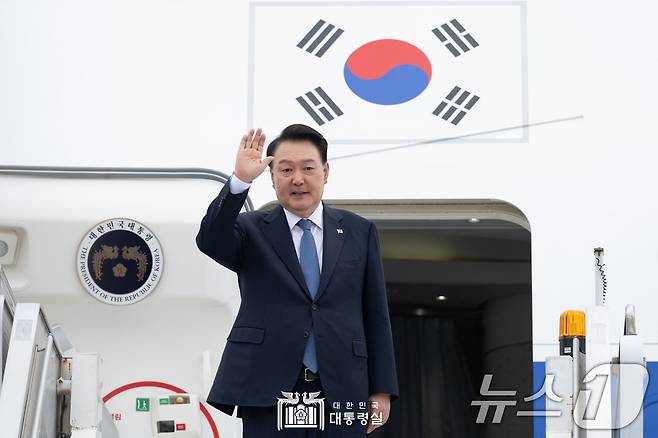 윤석열 대통령이 20일(현지시간) 아시아태평양경제협력체(APEC) 및 주요 20개국(G20) 정상회의 일정을 마치고 브라질 리우데자네이루 갈레앙 공군기지에서 귀국하며 인사하고 있다. (대통령실 홈페이지) 2024.11.20/뉴스1 ⓒ News1 송원영 기자