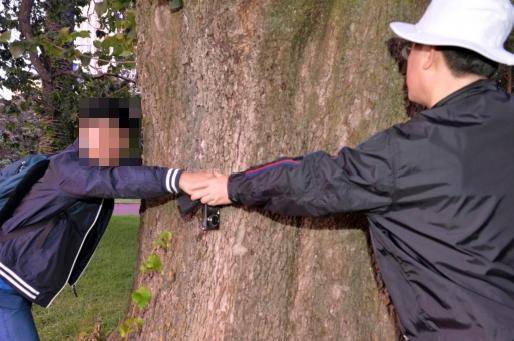 이재명(오른쪽) 더불어민주당 대표와 고(故) 김문기 성남도시개발공사 개발1처장이 지난 2015년 1월 7일 뉴잴린드 오클랜드 알버트 공원에서 손을 맞잡고 있는 모습. 고 김문기 처장 유족 측 제공