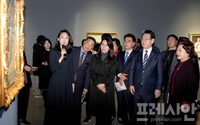 ▲19일 오지호 작품전 개막식에 참석한 김영록 전남지사가 내빈과 함께 작품 설명을 듣고 있다.ⓒ전남도