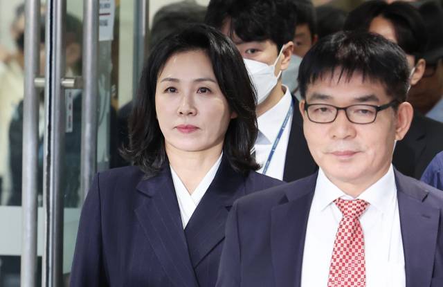 ▲지난 14일 공직선거법 위반 혐의로 기소된 더불어민주당 이재명 대표의 배우자 김혜경 씨가 수원지방법원에서 열린 1심 선고공판을 마치고 나오고 있다. ⓒ연합뉴스