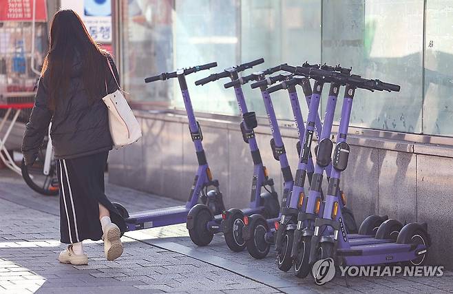'킥보드 없는 거리' 추진하는 서울시 (서울=연합뉴스) 서대연 기자 = 서울시가 전국 최초로 사고 위험이 높은 도로의 전동킥보드 통행을 금지하는 '킥보드 없는 거리'를 추진하기로 한 가운데 6일 오전 서울 시내에 전동킥보드들이 주차돼 있다.
시는 전동킥보드 통행으로 인한 사고 위험이 있는 도로를 킥보드 없는 거리로 지정하고 불법 주정차된 전동킥보드는 신고가 들어오면 유예없이 즉시 견인하는 등의 대책을 시행한다고 지난 5일 밝혔다. 2024.11.6 dwise@yna.co.kr