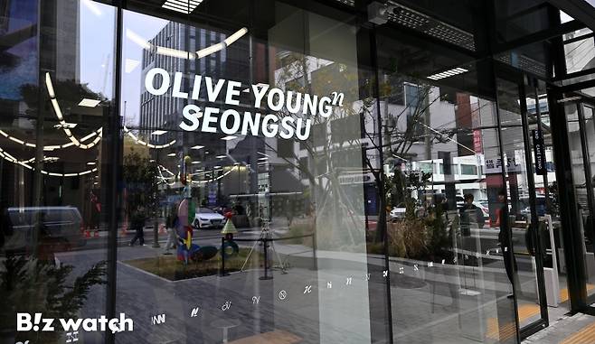 21일 오전 서울 광진구 팩토리얼 성수에서 고객 맞춤형 체험 혁신매장 '올리브영N 성수' 미디어데이를 열고 있다./사진=이명근 기자 qwe123@