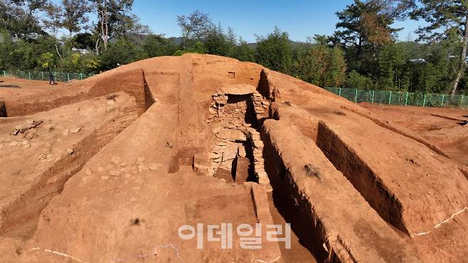 함평 마산리 표산고분군 중 장고분 석실과 주변 토층 전경. (사진=국가유산청)