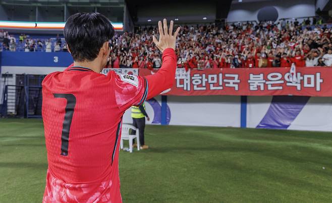손흥민의 감사 인사
(쿠웨이트시티=연합뉴스) 황광모 기자 = 14일 오후(현지시간) 쿠웨이트 자베르 알 아흐메드 국제 경기장에서 열린 2026 북중미 월드컵 아시아지역 3차 예선 B조 5차전 한국과 쿠웨이트의 경기.
한국 축구대표팀의 주장 손흥민이 쿠웨이트에게 3대1로 승리한 뒤 경기장에서 응원에 나선 붉은악마 응원단에게 인사하고 있다. 2024.11.15
hkmpooh@yna.co.kr
(끝)
<저작권자(c) 연합뉴스, 무단 전재-재배포, AI 학습 및 활용 금지>
