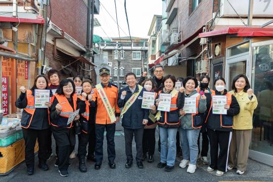 김경호(앞줄 왼쪽 다섯 번째) 광진구청장이 지난 19일 전통시장 비우기의 날 우수 시장 현판식에서 기념사진을 찍고 있다. 광진구청 제공