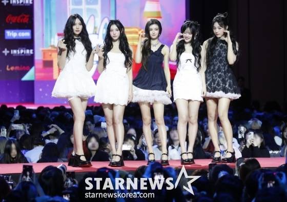 (인천=뉴스1) 권현진 기자 = 뉴진스의 혜인(왼쪽부터)과 해린, 다니엘, 하니, 민지가 크리스마스인 25일 오후 인천 중구 인스파이어 아레나에서 열린 '2023 SBS 가요대전' 레드카펫 행사에서 포즈를 취하고 있다. 2023.12.25/뉴스1 Copyright (C) 뉴스1. All rights reserved. 무단 전재 및 재배포, AI학습 이용 금지. /사진=(인천=뉴스1) 권현진 기자