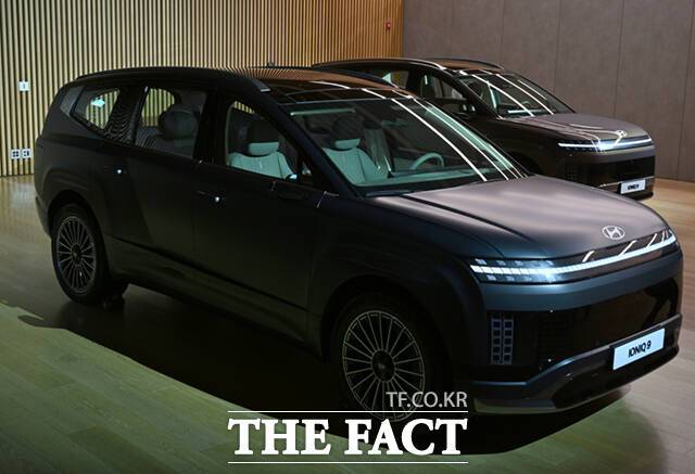 현대자동차가 내년 초 새로운 대형 전동화 스포츠유틸리티차량(SUV)과 준대형 SUV의 판매를 시작할 것으로 전망되는 가운데 수입차들이 가격 인하와 신차 출시 등으로 경쟁이 본격화할 것으로 예상된다. 경기 고양시 일산서구 현대모터스튜디오 고양에 전시된 '아이오닉 9'. /이새롬 기자