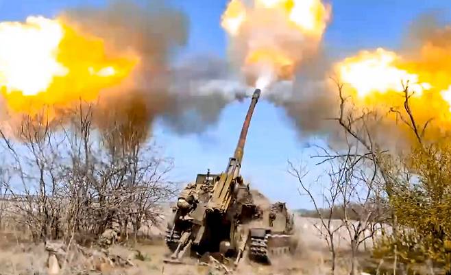러시아 공수부대 소속 소련제 152㎜ 자주포 '자틴-S'가 러시아 내 미공개 장소에서 우크라이나 진지를 향해 전투작전을 벌이고 있는 모습을 러시아 국방부가 20일 공개했다. /EPA 연합뉴스