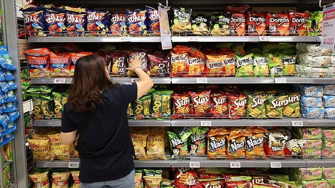서울 시내의 대형마트에서 고객이 과자을 고르고 있다. /사진=뉴스1