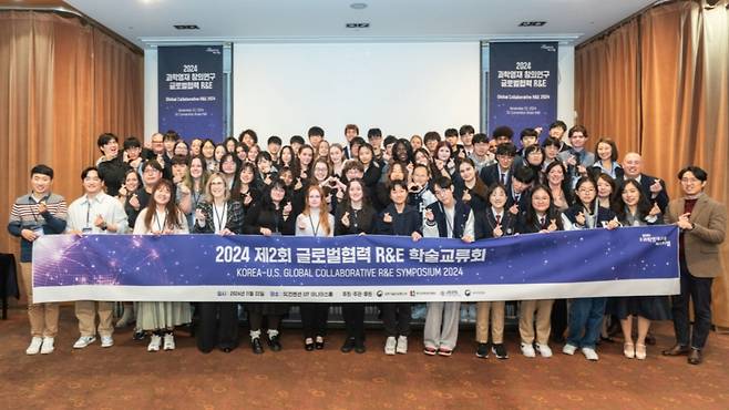 2024년 글로벌협력 R&E에 참가한 한국·미국의 과학영재와 교사들이 단체 사진을 찍고 있다. /사진=한국과학창의재단